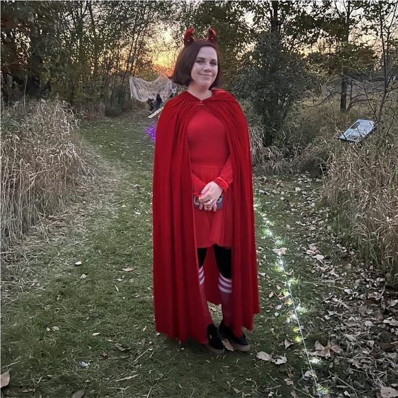 sumptuous RED VELVET Cape - Picture 9 of 9